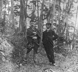 【丸山晩霞(右)と島崎藤村(左)(明治37年)】